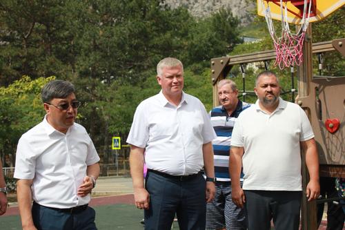 Мэр Феодосии воду людям не дал, но рассказал о ней, все, что знал