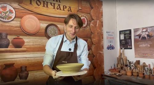 Министр попробовал себя в роли подручного гончара