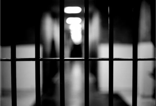 Мужчина украл кольцо в ювелирном магазине, чтобы попасть в тюрьму и отдохнуть от &laquo;бытовухи&raquo;