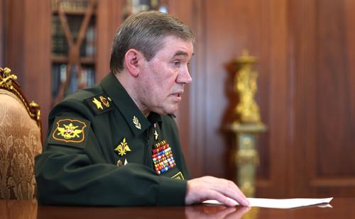 Начальник Генштаба Герасимов: войска России в зоне СВО наступают практически на всех направлениях