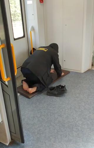 Охранник устроил намаз прямо на рабочем месте в электричке