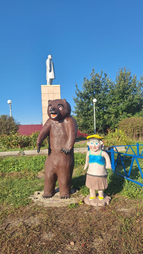 &laquo;Похмельный медведь и Маша с радужным маникюром&raquo;: в Ульяновской области на детской площадке установили пугающие скульптуры