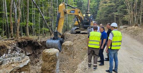 Рабочим велено на тормозить при ремонте дороги на Ай-Петри
