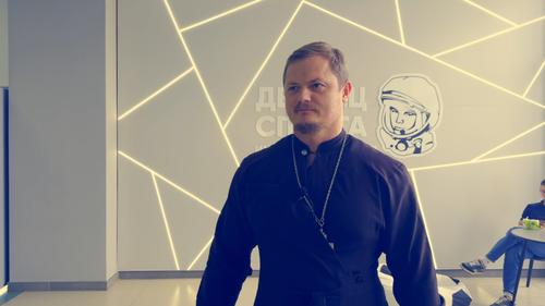 Спортсмены насторожились, увидев батюшку, но со временем привыкли к нему