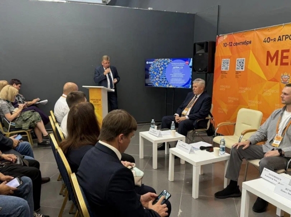 Участникам агрофорума в Оренбурге рассказали о достоинствах российских СЗР