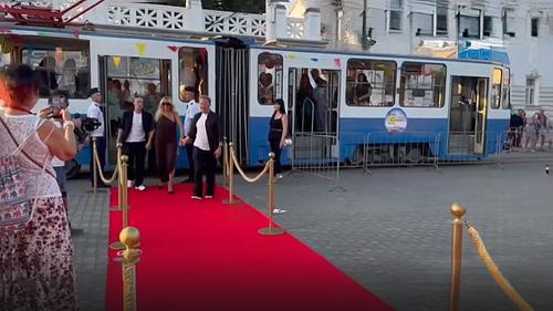 В Евпатории, выходящему из трамвая Харатьяну, постелили красную дорожку
