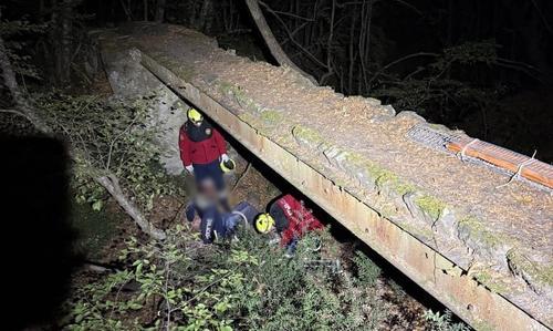 В Крыму мужчина ночью упал с моста без перил