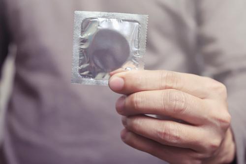 В России предложили запретить продажу презервативов женатым мужчинам