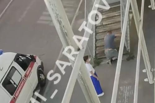 В Саратове Минздрав проверит видео, как инвалид полз на приём в больницу