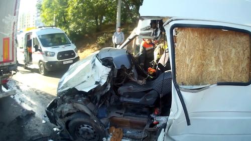 Водителя после аварии выпиливали из машины