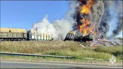 Выясняют, случайно ли водитель выехал перед поездом с бензином