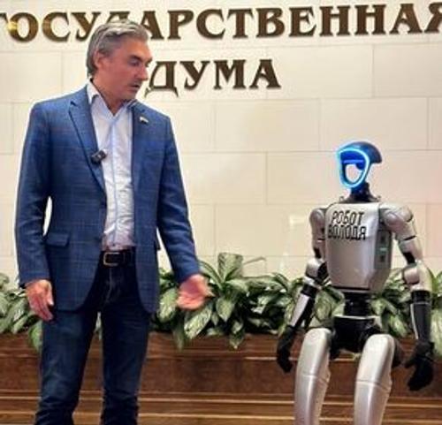 Депутат Госдумы Андрей Свинцов сообщил, что у него появился робот Володя