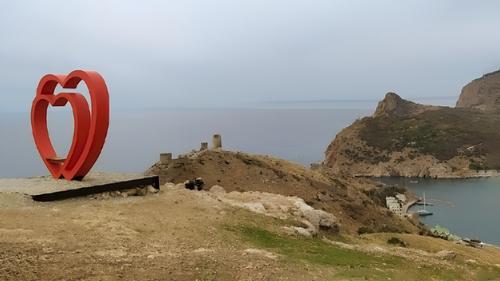 Фотозону снесли, как и просил писатель, &laquo;на хрен&raquo;