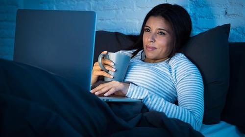 Как сохранить зрение в эпоху гаджетов: просмотр телефона в темноте может привести к глаукоме