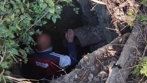 Турист в спортивном костюме &laquo;СССР&raquo; провалился в колодец