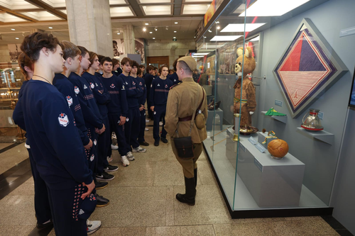 Воспитанники ХШ ЦСКА встретились с Борисом Михайловым